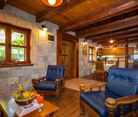 빌라 Stone Homes With Pool And Mediterranean Gardens