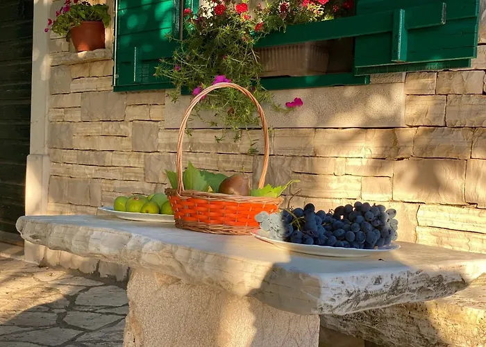 Stone Homes With Pool And Mediterranean Gardens Vila *