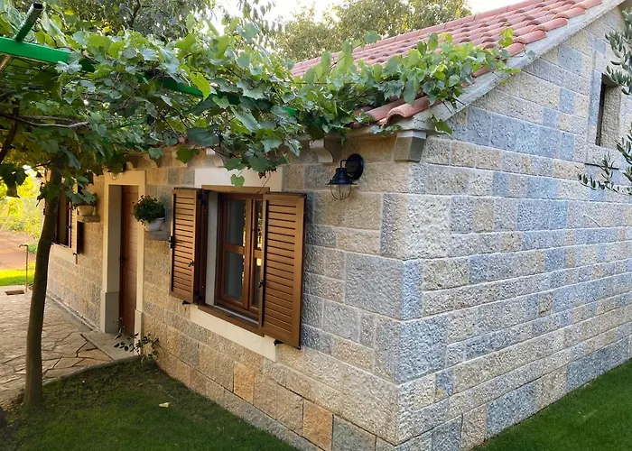 Vila Stone Homes With Pool And Mediterranean Gardens *