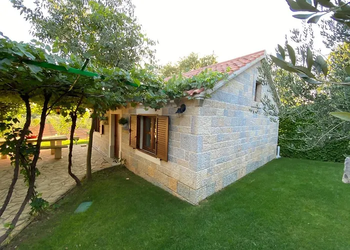 Stone Homes With Pool And Mediterranean Gardens Vila *