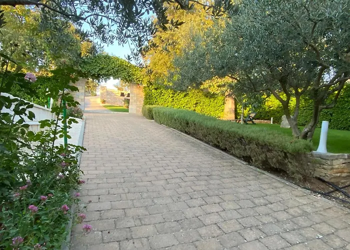 Stone Homes With Pool And Mediterranean Gardens Vila *