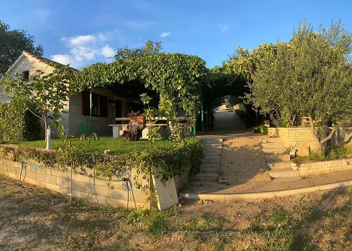 Stone Homes With Pool And Mediterranean Gardens Vila *